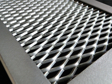 铝板网用于安全防护